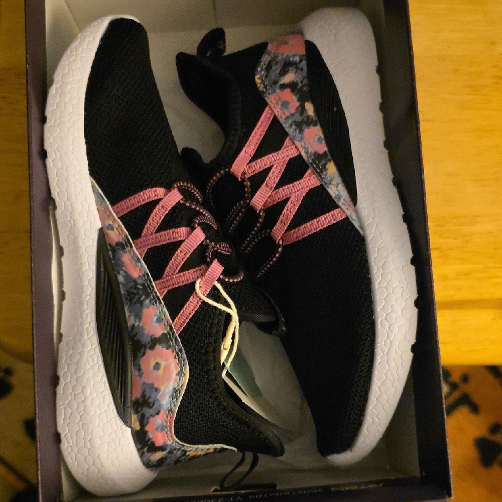 Girls Sz 10 FREELY Black and Pink Floral Sneakers NiB